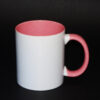 Taza personalizable con asa e interior en rosa.